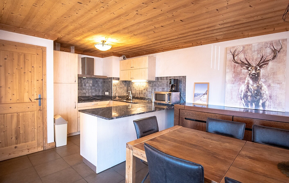Warm, inviting kitchen with mountain style